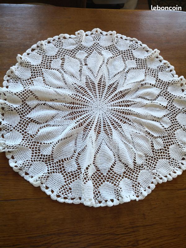 Grand napperon rond blanc en crochet (image 2)