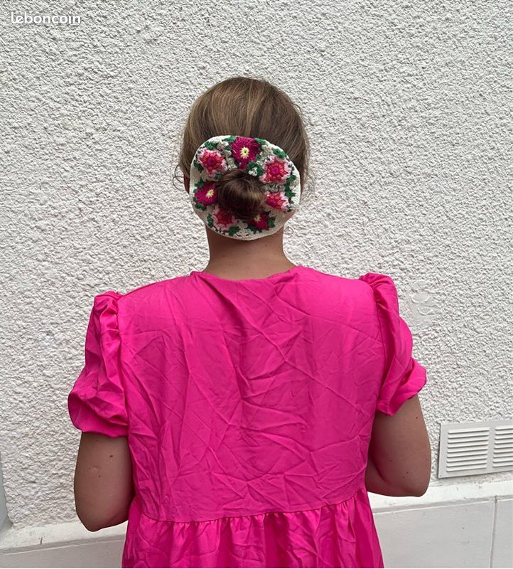 Chouchou élastique en crochet – Fleurs roses (image 1)
