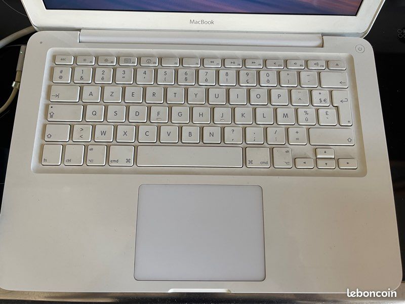 APPLE Macbook 13 pouces mi-2010 (MacBook7,1) A1342 (image 2)