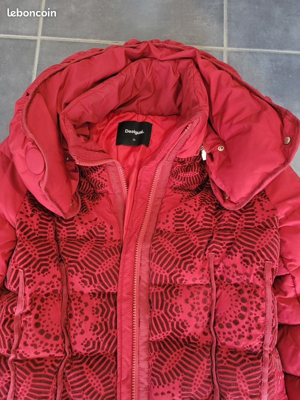 Doudoune Rouge Desigual Réf. 17WWEWAE Femme - Neuf Avec Étiquettes - Mi-Longue
