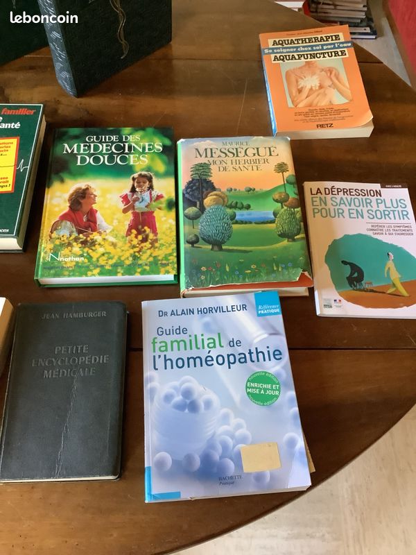Lot d’environ 80 livres sur la médecine, la médecine douce, les régimes, le bien-être du corps, et sur différents lieux géographiques du monde…etc (image 7)