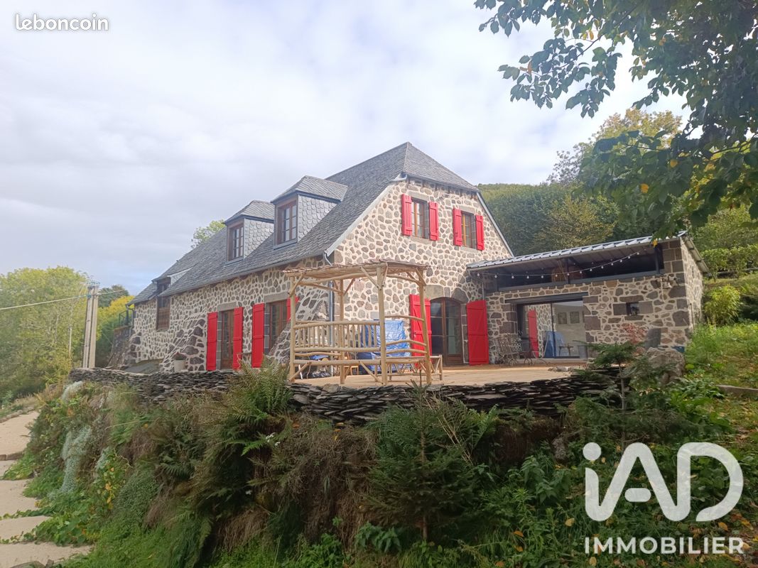Maison 7 pièces 224 m² · à Saint-Projet-de-Salers · 224 m² · 372 000 €