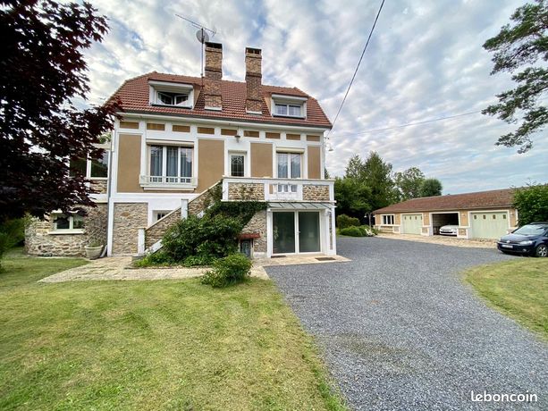 Maison bourgeoise Boissy-le-Châtel (77169), 9 pieces 222m² sur 3 niveaux accessibles par escalier et ascenceur, sur jardin cloturé sans vis-a-vis au calme