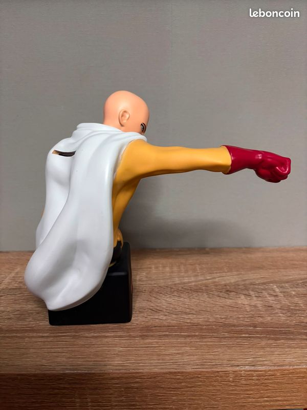 Tirelire / buste représentant Saitama en mode sérieux, tirée de l’univers One Punch Man (image 3)