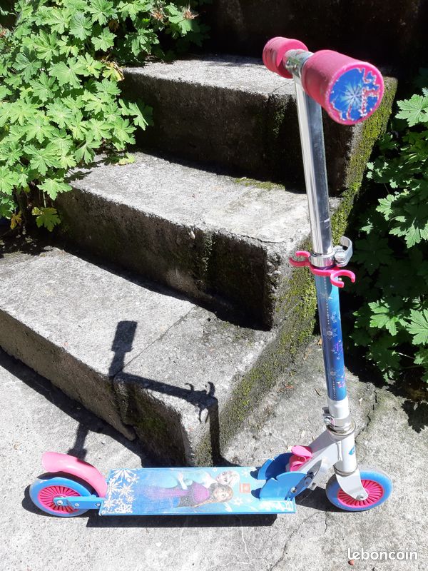 Trottinette "Reine des Neiges" (image 1)