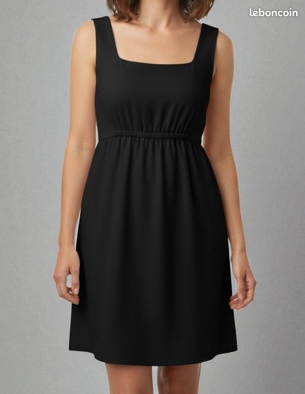 Robe noire sans manche col rond aspect satin 