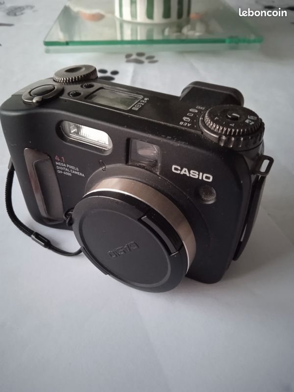 Appareil Photo Numérique Vintage CASIO QV-R40 - 4 MP, Zoom Optique 3x, écran 1,6", Fonctionnel, Occasion Bel état