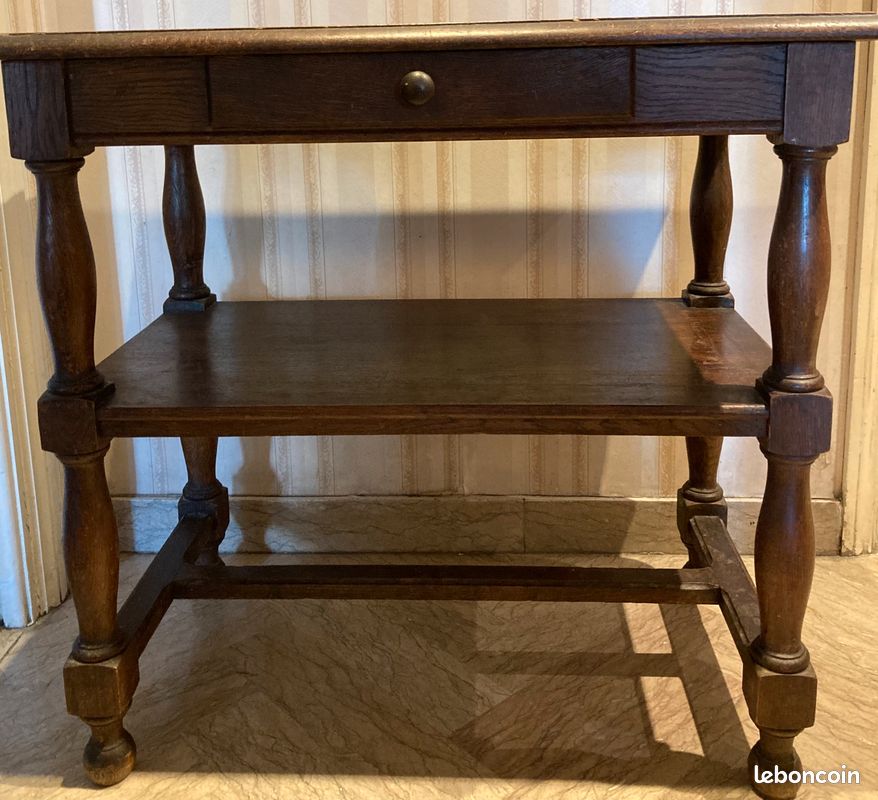 Table de style Louis XIV, en noyer massif , XVIIIe siècle (image 1)