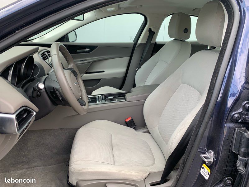 Jaguar XE 2.0D 163ch E-Performance business (image 3)