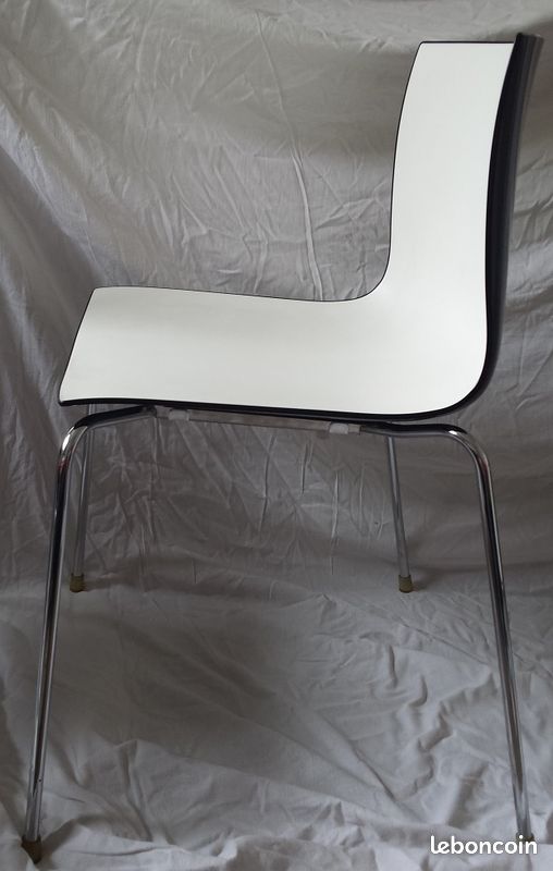 Lot 4 chaises élégantes, marque Arper Catifa 46, bicolore blanc/noir, pieds acier chromé et patins (image 3)