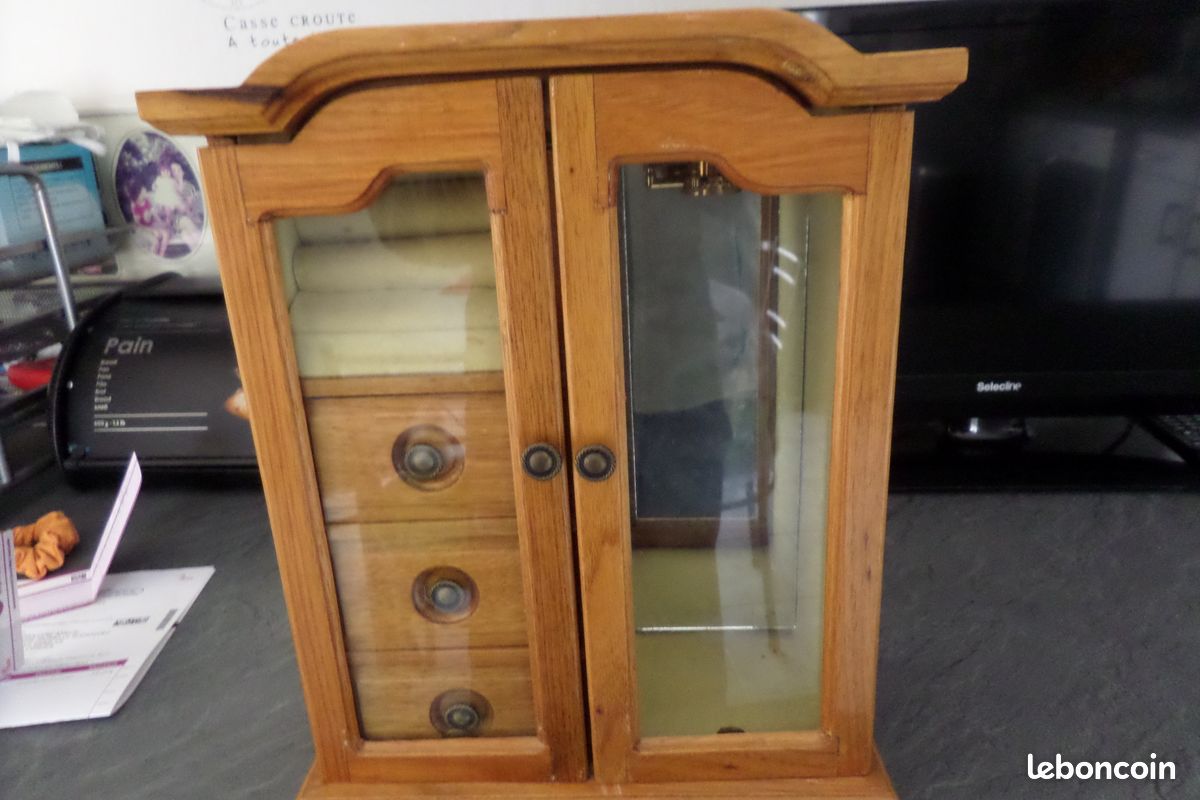 Petite armoire à bijoux (image 1)