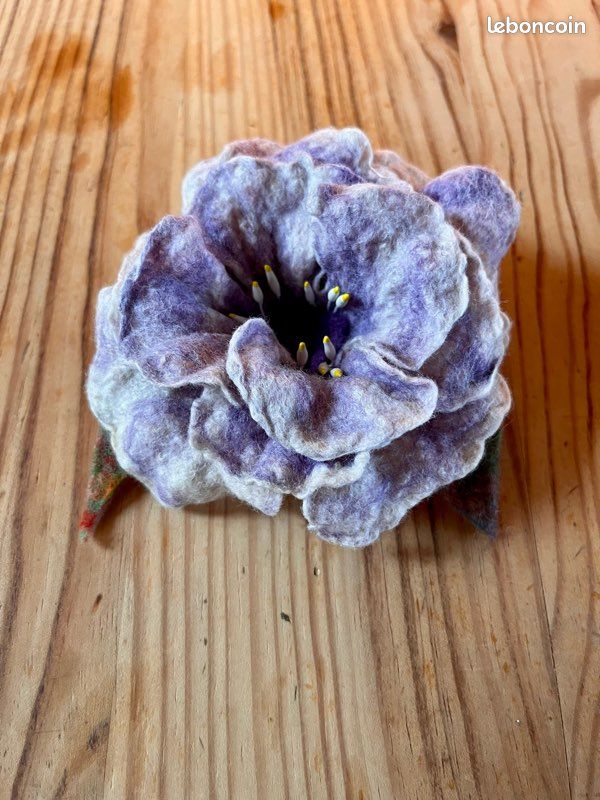 Broche en laine feutrée (image 1)