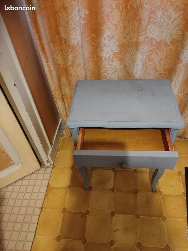 Table de chevet en bois gris (image 3)
