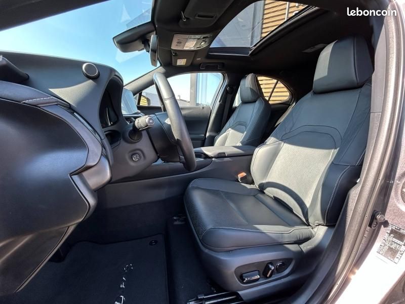 Lexus UX 250h Executive 2WD (image 21)