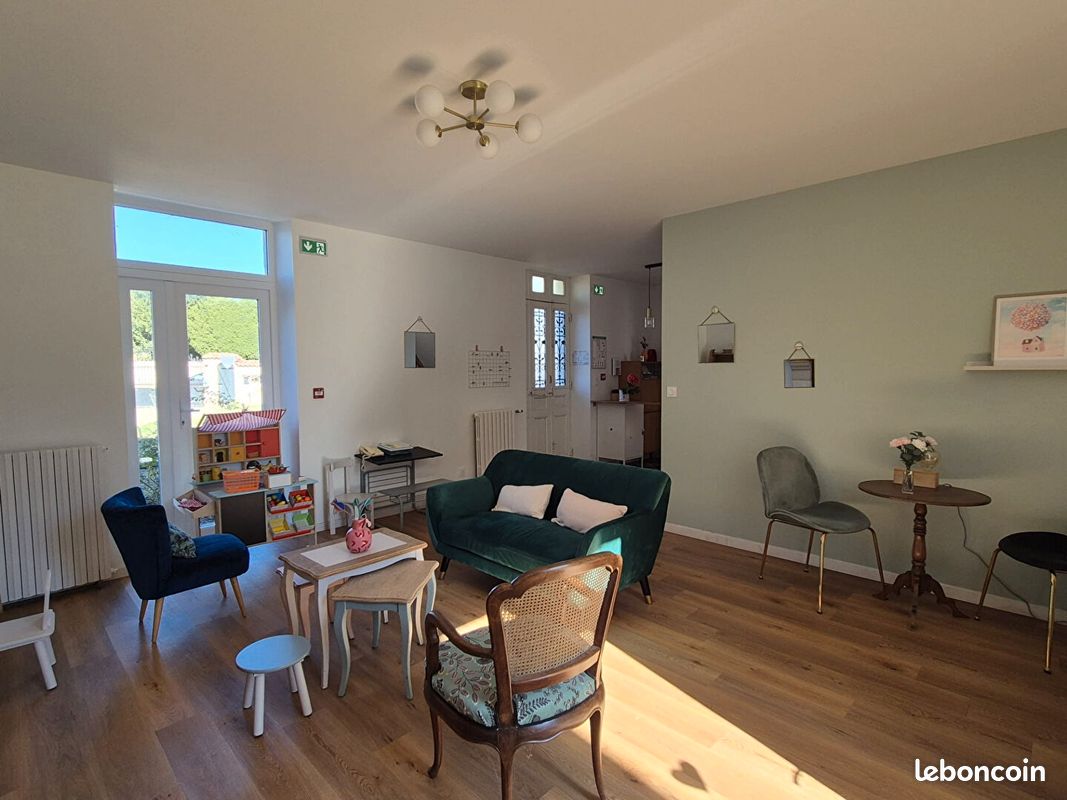 Maison 8 pièces 216 m² · à Neuville-de-Poitou · 216 m² · 275 000 €