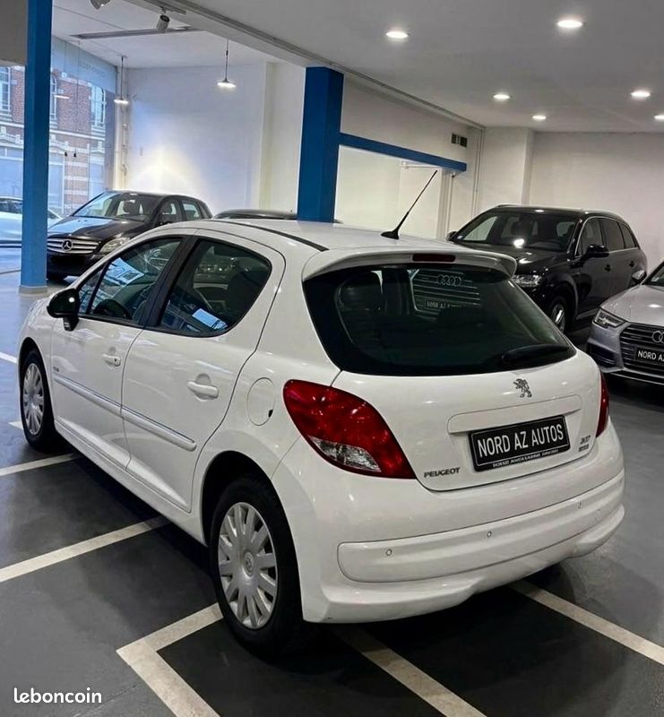 PEUGEOT 207 1.6 HDi 92cv 1ere main propre 99g serie limité (image 4)