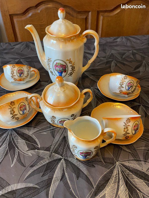 Service à café vintage en porcelaine à dégradé orange et blanc irisé, orné d'un petit médaillon floral sur les pièces principales (image 4)