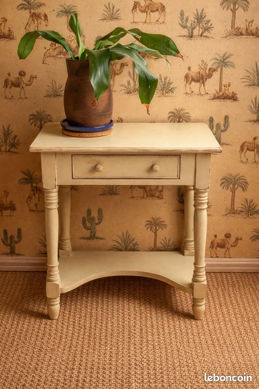 Table d'appoint en bois peint ouvrant par un tiroir. Dim. 76 x 60 x 40 cm (image 1)