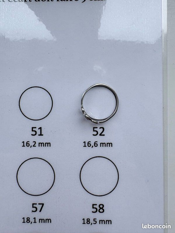 Bague en or blanc motifs cœurs (image 4)