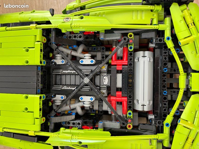 LEGO Technic Lamborghini Sián FKP 37 (image 10)