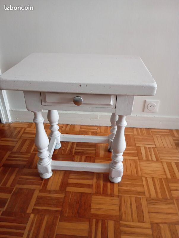 Table de chevet / chambre / ameublement / bois / blanc (image 1)