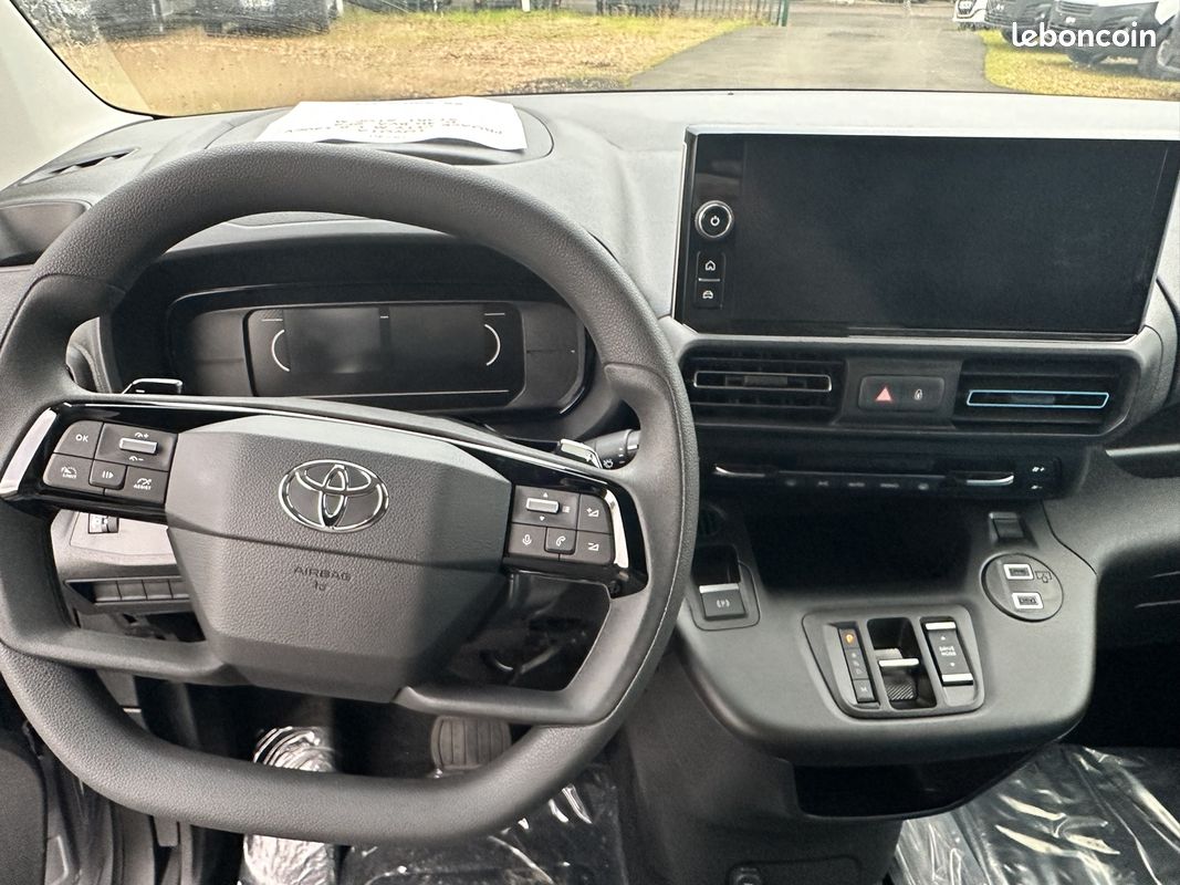 Toyota PROACE CITY GRIS MEDIUM 130 D-4D START BVA MY25 (image 9)