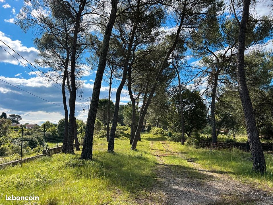 Terrain 900 m² · à Guzargues · 245 000 €