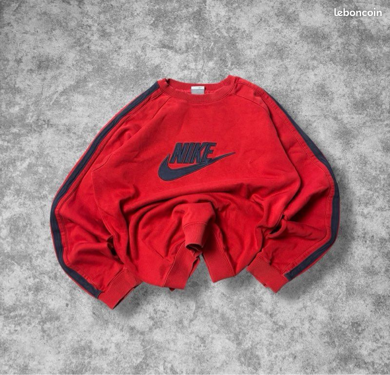 Pull Nike vintage 90s rouge coupé large boxy big logo brodé Nike