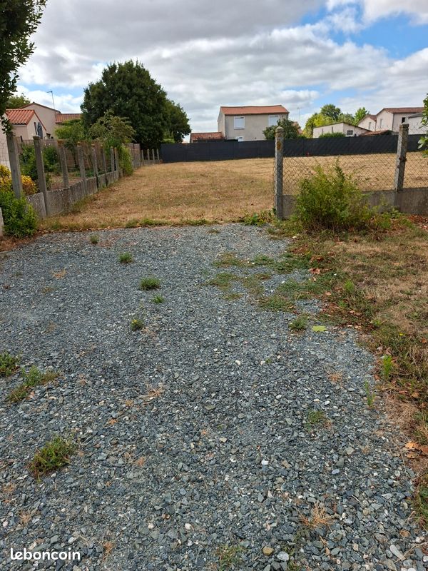 Terrain plat constructible 680 m² · Centre-bourg Saint-Amand-sur-Sèvre · 30 600 €