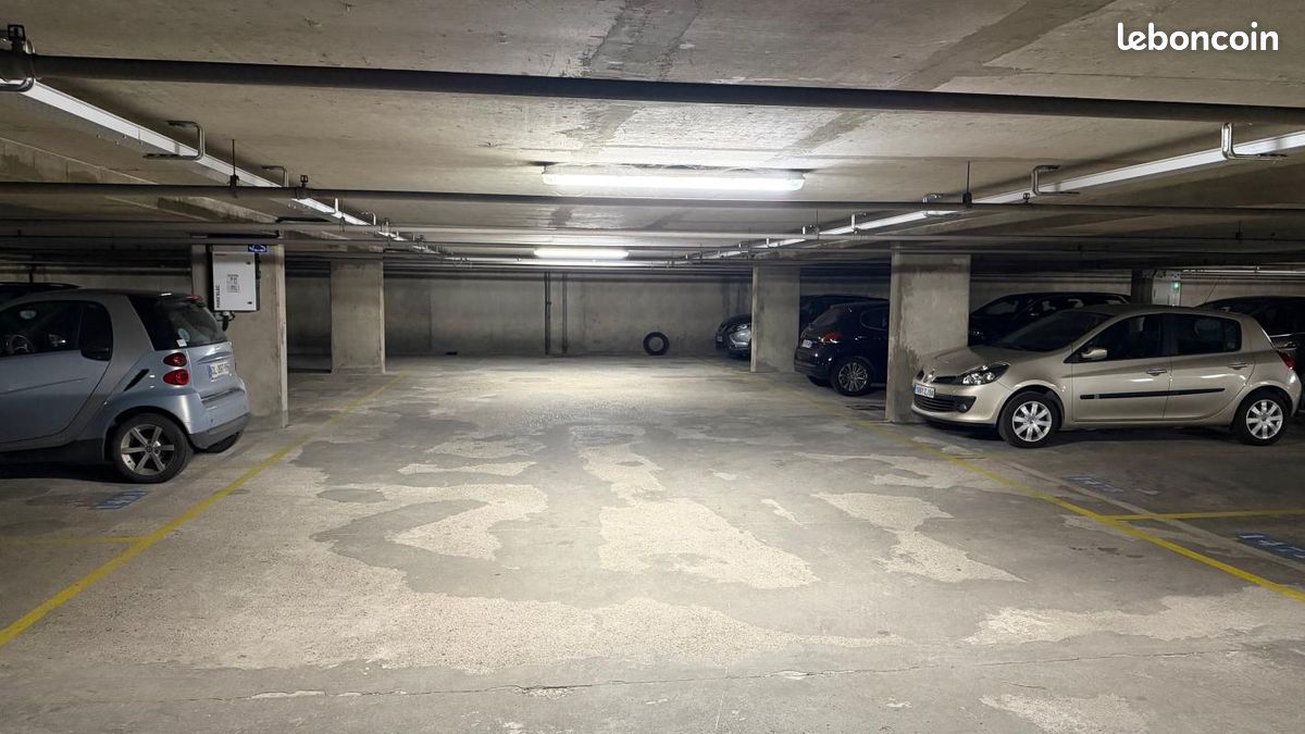 Parking 11 m² · à Saint-Maurice · 11 m² · 80 €/mois