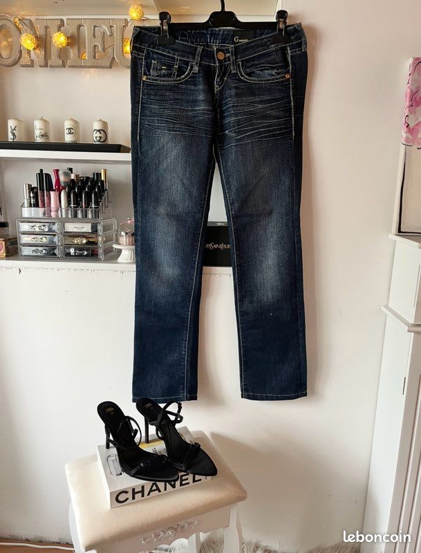 Jean GUESS Femme - Bleu Foncé Avec Paillettes Dorées - Taille 25 - Coupe Bootcut - Occasion TBE