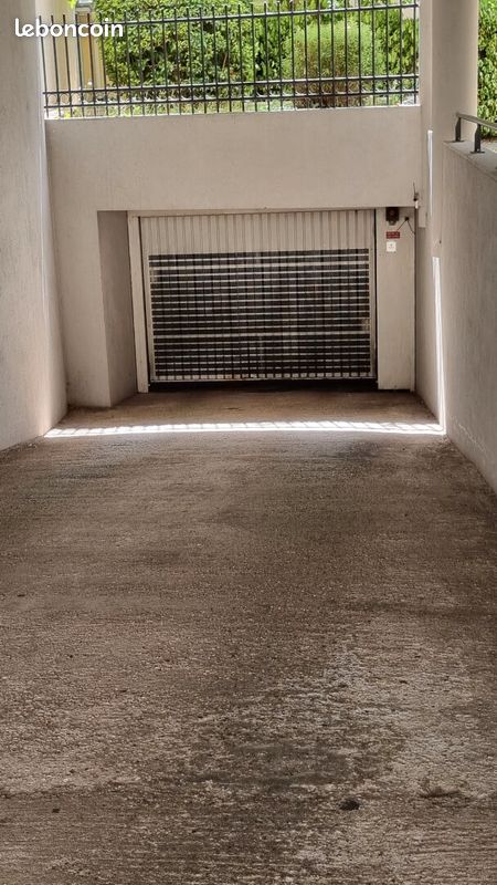 Parking 13 m² · à Tassin-la-Demi-Lune · 13 m² · 23 000 €