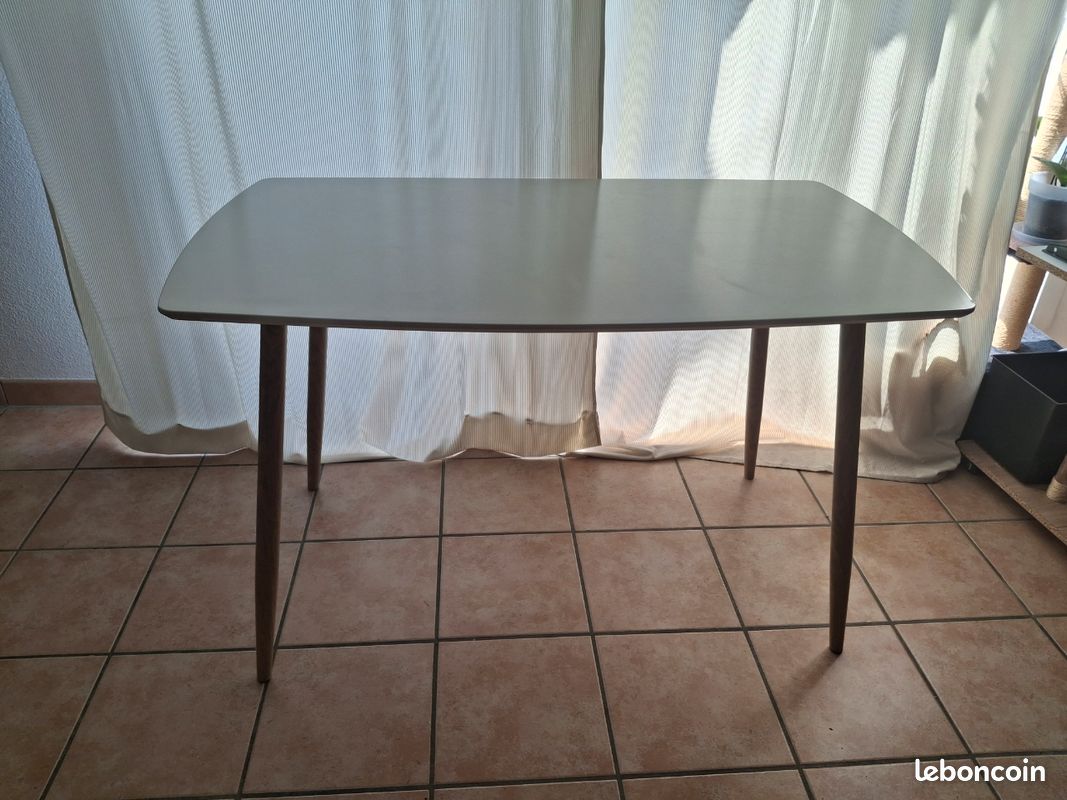Table a manger scandinave (image 1)