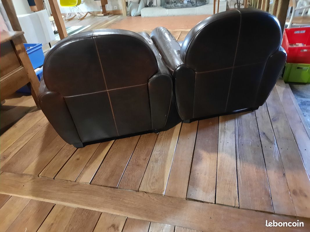 Vends 2 fauteuils club très confortables, cuir abimé sur assise et accoudoirs (image 1)