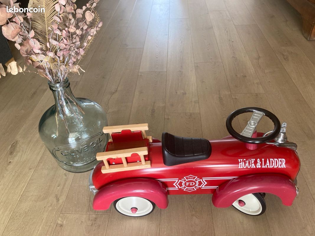 Lot de 2 jeux : Chariot à tirer et voiture - Jeux & Jouets Lot de 2 jeux : Chariot à tirer et voiture - Jeux & Jouets