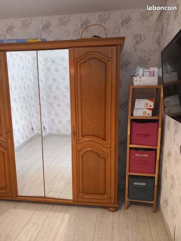 Armoire en bois avec miroirs et lit 2 places (image 2)