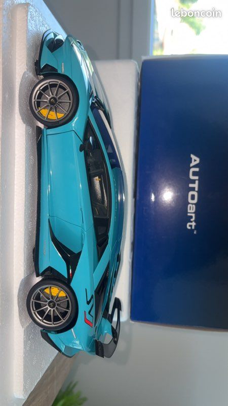 Autoart lamborghini aventador svj turquoise 1/18 + vitrine 1/18 (image 3)