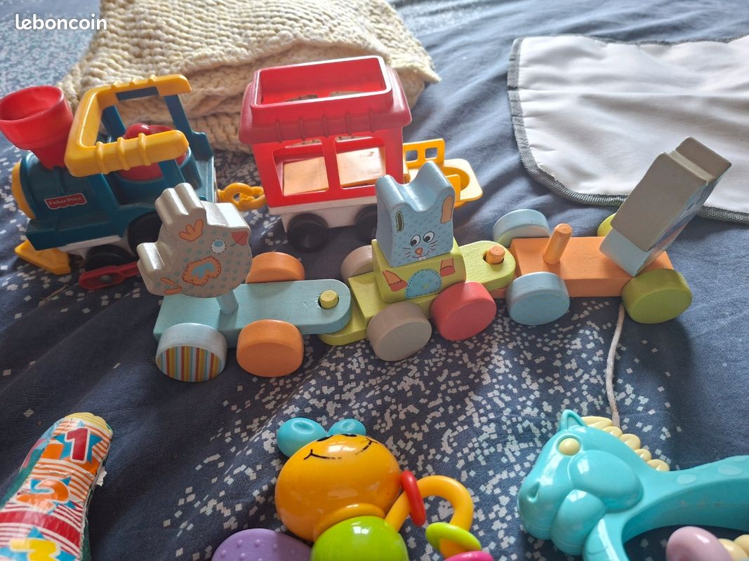 Lot de hochets, jouets pour bébé et accessoires de puériculture (image 3)