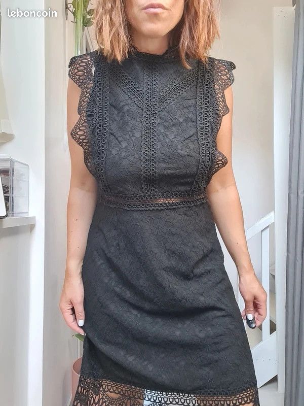 Robe noire en dentelle à col montant – Shein – Taille M Vêtements
