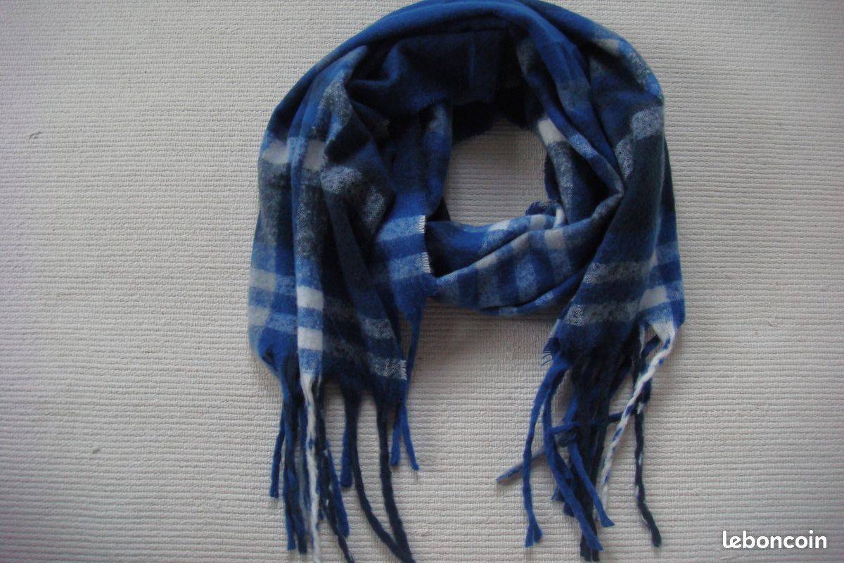 écharpe à franges carreaux indigos bleus et blancs laine et viscose (image 1)