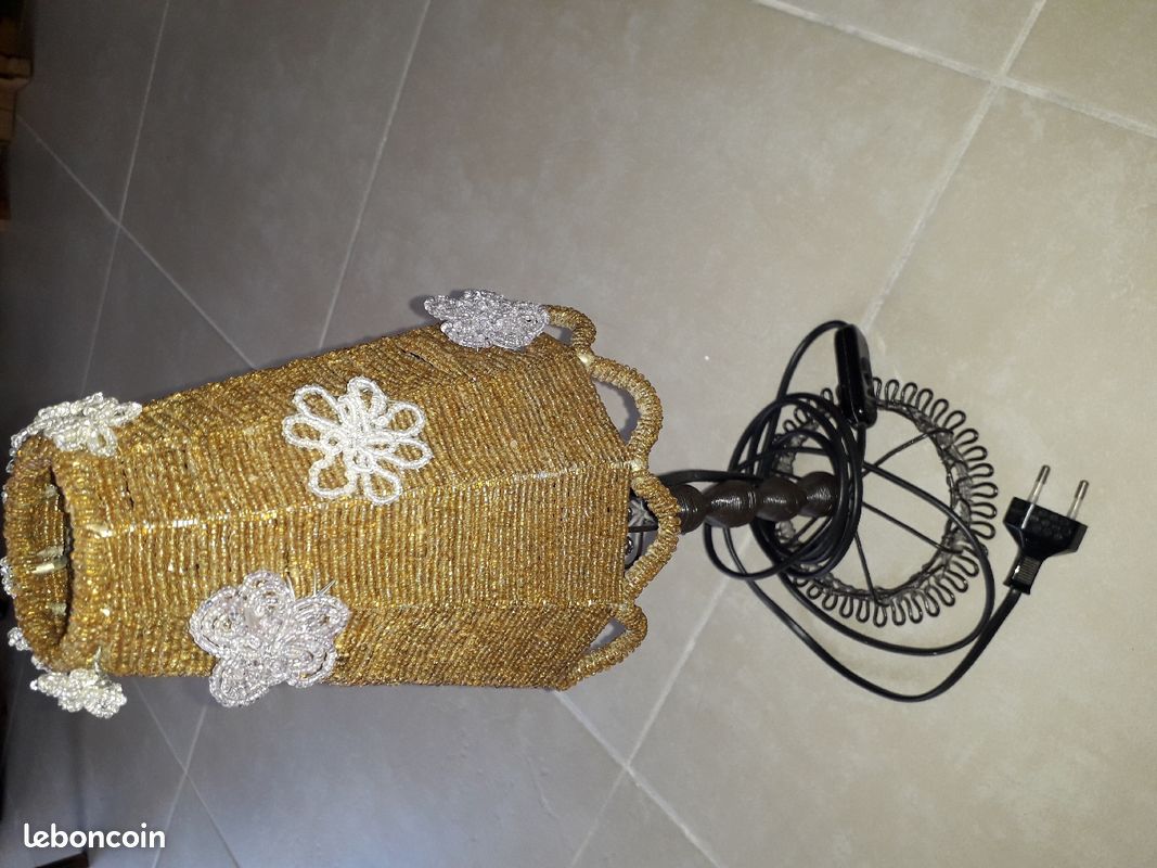 Lampe avec son abat-jour en perles (image 1)