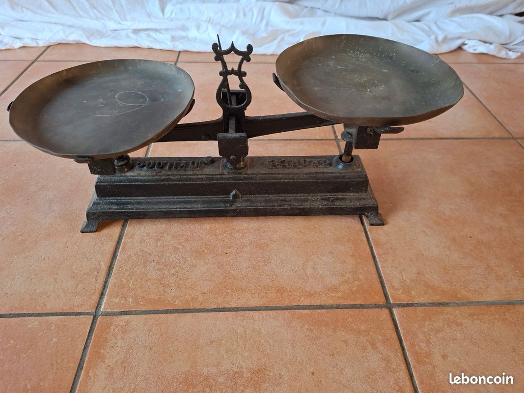 Balance ancienne et plateaux en cuivre (image 1)