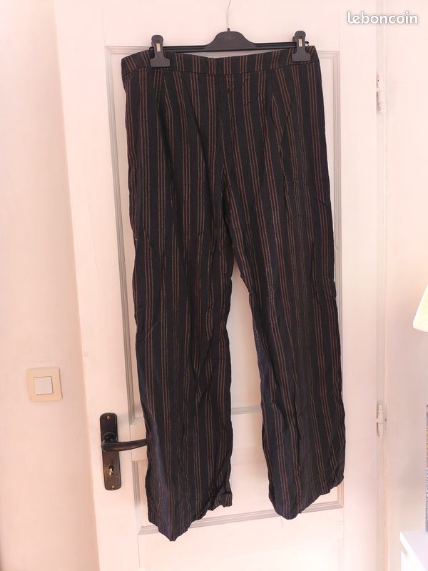 Pantalon noir à rayures pailletée jaunes (effet brillant) pour femmes de la marque Camaïeu neuf (image 2)