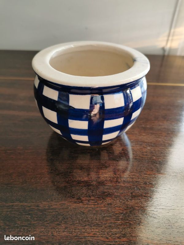 Pot (image 1)