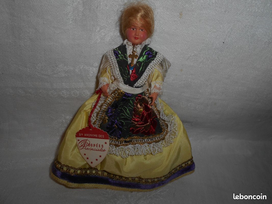 Poupées en celluloïd en costume traditionnel - France