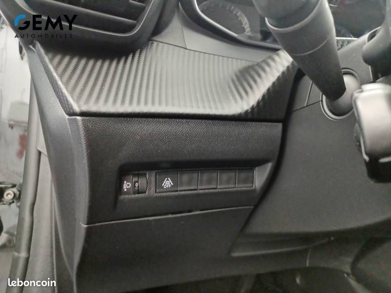 Peugeot 208 PureTech 100 S&S EAT8 Style (image 17)
