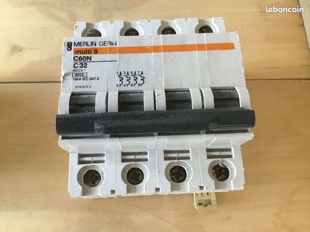Disjoncteur 4x32A (image 1)