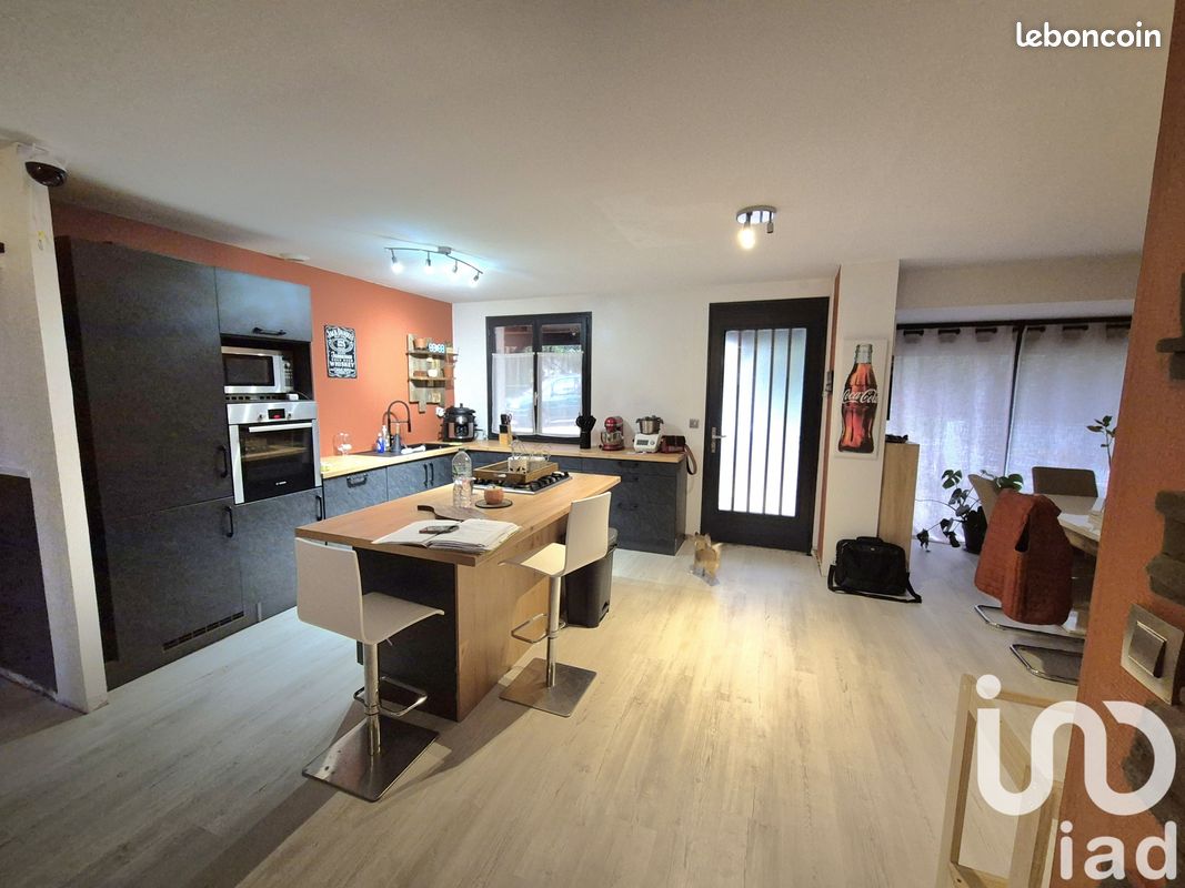 Propriété 6 pièces 100 m² - Chadurie 16250 (image principale 7)