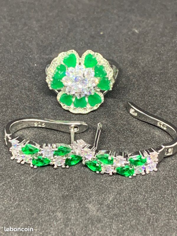 Lot de bijoux en argent et émeraude (image 1)