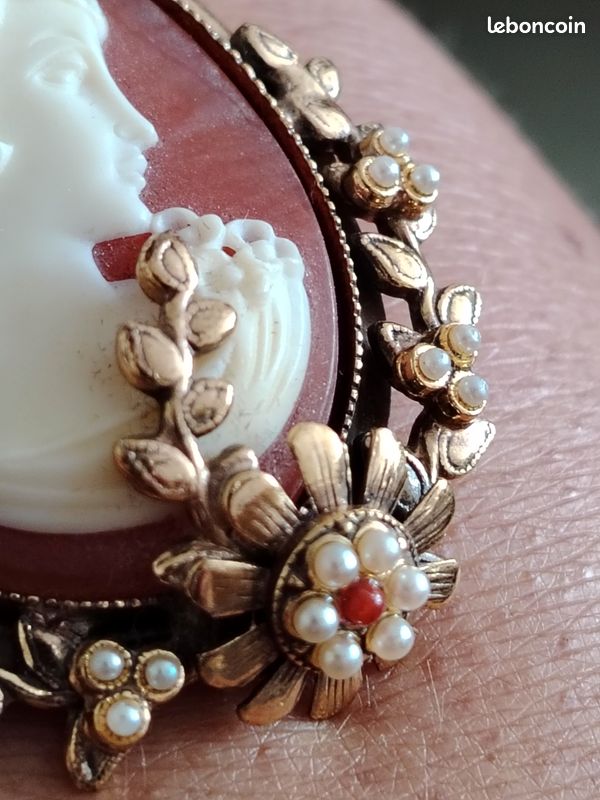 Broche Ancienne Camée Buste De Femme Couleur Vieil Or - Vintage Et En Parfait état !